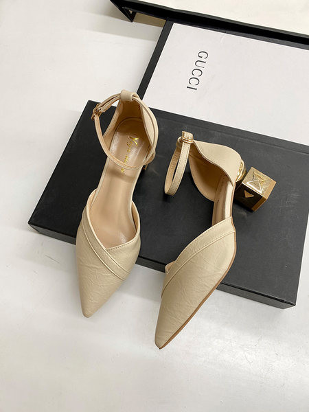 Μυτερό μοντέλο γυναικεία παπούτσια από οικολογικό δέρμα με λουράκια