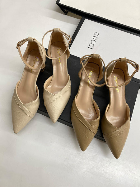 Μυτερό μοντέλο γυναικεία παπούτσια από οικολογικό δέρμα με λουράκια