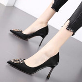 Κομψά γυναικεία παπούτσια με τακούνι και μεταλλική διακόσμηση