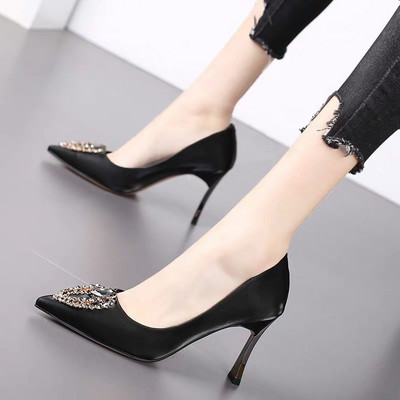 Κομψά γυναικεία παπούτσια με τακούνι και μεταλλική διακόσμηση