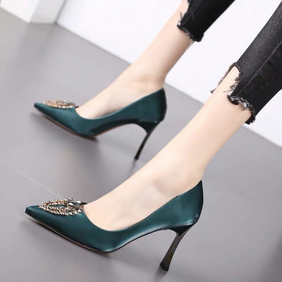 Κομψά γυναικεία παπούτσια με τακούνι και μεταλλική διακόσμηση