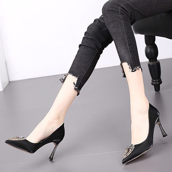 Κομψά γυναικεία παπούτσια με τακούνι και μεταλλική διακόσμηση