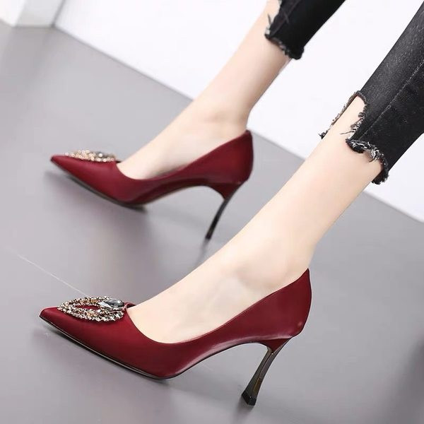 Κομψά γυναικεία παπούτσια με τακούνι και μεταλλική διακόσμηση