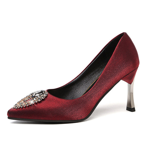 Κομψά γυναικεία παπούτσια με τακούνι και μεταλλική διακόσμηση