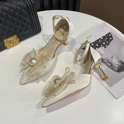 Μυτερό  μοντέλο γυναικεία παπούτσια με κορδέλα και πέρλες
