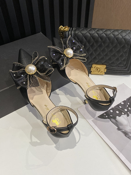 Μυτερό  μοντέλο γυναικεία παπούτσια με κορδέλα και πέρλες