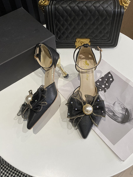 Μυτερό  μοντέλο γυναικεία παπούτσια με κορδέλα και πέρλες