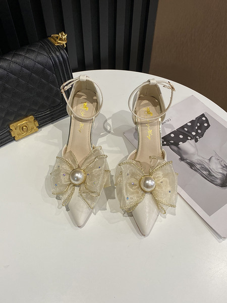 Μυτερό  μοντέλο γυναικεία παπούτσια με κορδέλα και πέρλες
