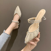 Κομψές  γυναικείες παντόφλες με πέρλες  και  διακοσμητικές πέτρες