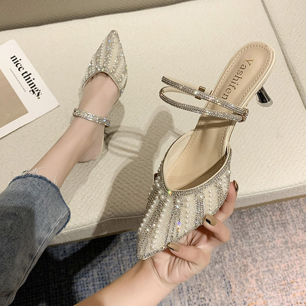 Κομψές  γυναικείες παντόφλες με πέρλες  και  διακοσμητικές πέτρες