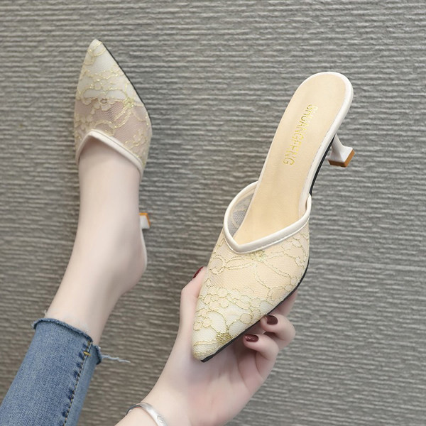 Γυναικείες μυτερές παντόφλες με δαντέλα και λεπτό τακούνι