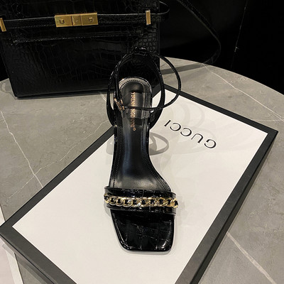 Γυναικεία σανδάλια με μεταλλική αλυσίδα και λεπτό τακούνι 8 cm