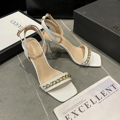 Γυναικεία σανδάλια με μεταλλική αλυσίδα και λεπτό τακούνι 8 cm