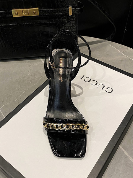 Γυναικεία σανδάλια με μεταλλική αλυσίδα και λεπτό τακούνι 8 cm