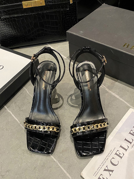 Γυναικεία σανδάλια με μεταλλική αλυσίδα και λεπτό τακούνι 8 cm