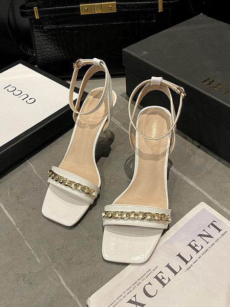 Γυναικεία σανδάλια με μεταλλική αλυσίδα και λεπτό τακούνι 8 cm