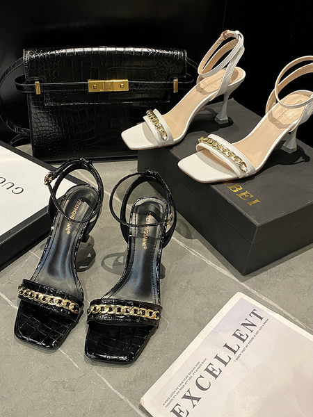 Γυναικεία σανδάλια με μεταλλική αλυσίδα και λεπτό τακούνι 8 cm