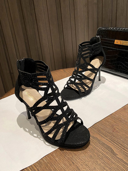 Μοντέρνα γυναικεία σανδάλια με διακοσμητικές πέτρες και λεπτό τακούνι