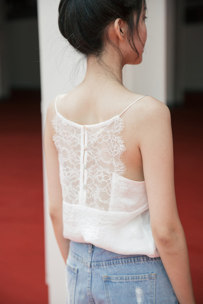 Νέο μοντέλο γυναικείο αμάνικο  μπλουζάκι με δαντέλα στην πλάτη και κουμπιά