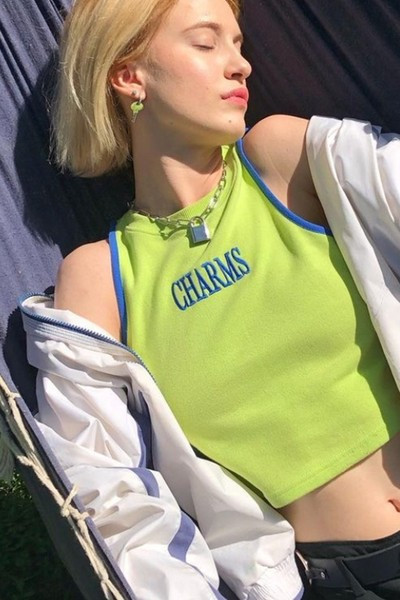 Γυναικεία αμάνικη μπλούζα με κέντημα επιγραφή