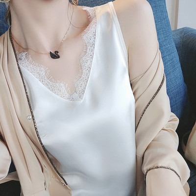 Μοντέρνα  γυναικεία μπλούζα με δαντέλα και λαιμόκοψη σε τρία χρώματα