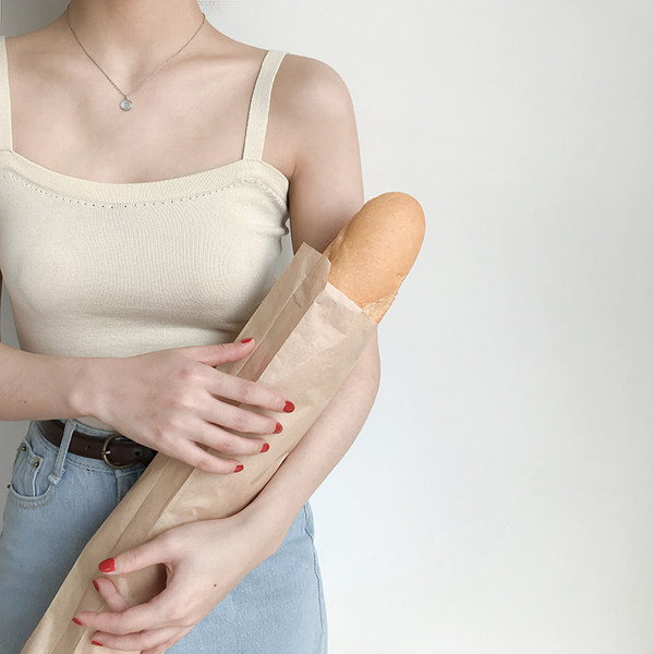 Γυναικεία μονόχρωμη μπλούζα με λεπτά τιραντάκια - προσαρμοσμένο μοντέλο