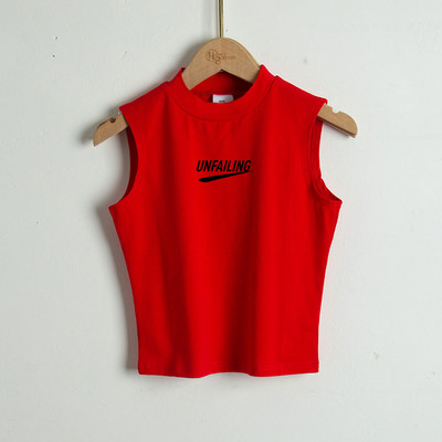 Γυναικεία αμάνικη μπλούζα με επιγραφή και χαμηλό γιακά