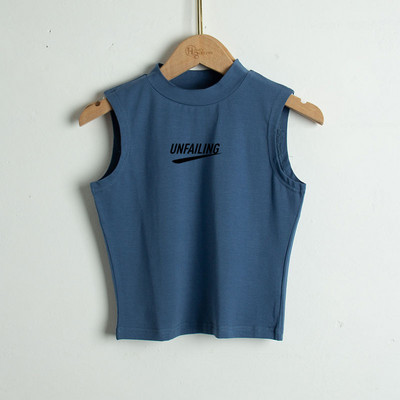 Γυναικεία αμάνικη μπλούζα με επιγραφή και χαμηλό γιακά