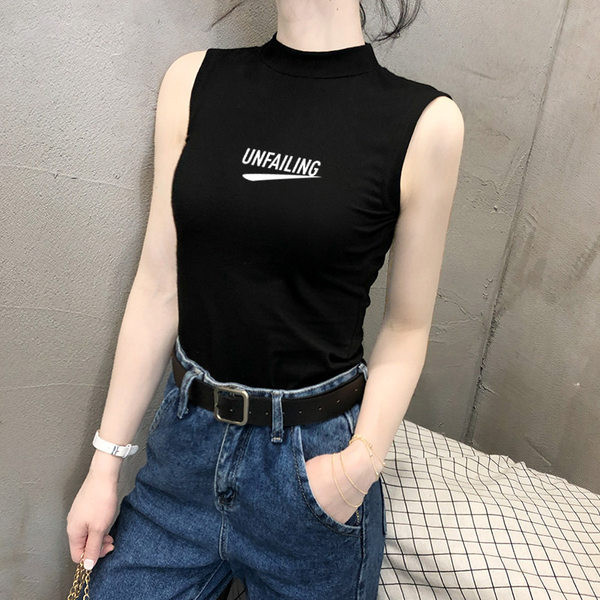 Γυναικεία αμάνικη μπλούζα με επιγραφή και χαμηλό γιακά