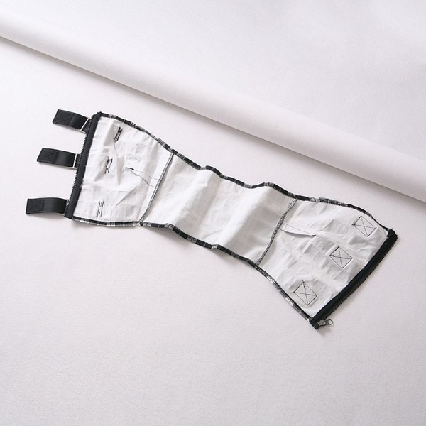 Naiste ruuduline rinnatükk nahkrihmade ja metallelemendiga