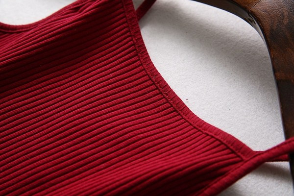 Naiste rinnahoidja õhukeste rihmade ja lipsudega