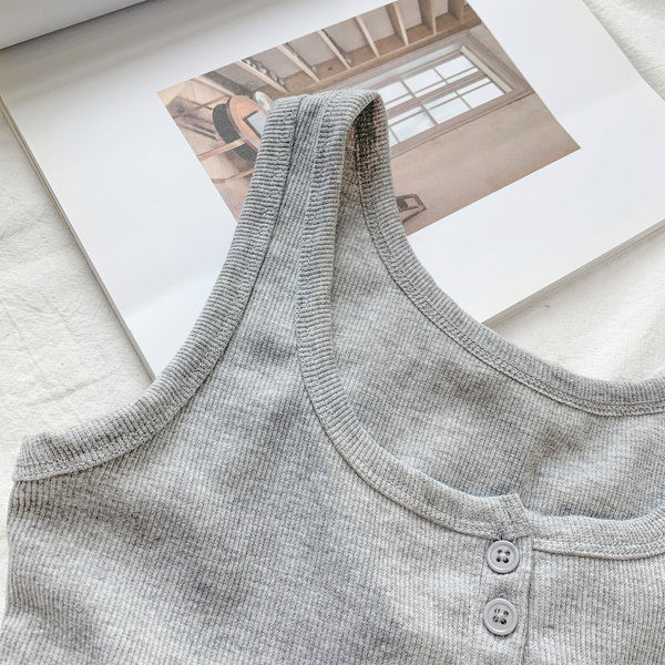 Καθημερινή γυναικεία αμάνικι  μπλούζα - με κουμπιά και φαρδιά τιραντάκια