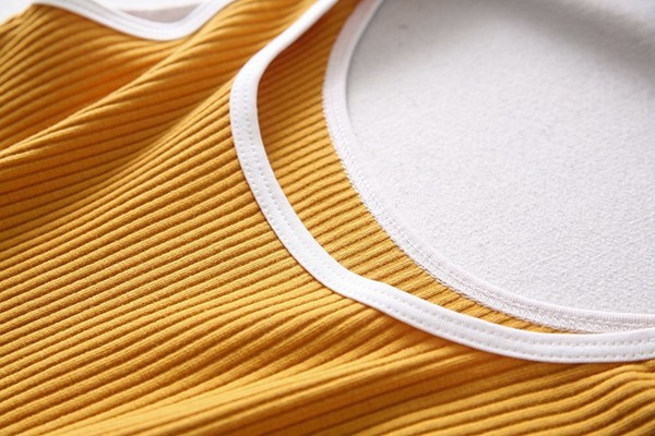 Naiste lühike crop top õhukeste rihmade ja kandilise kaelusega