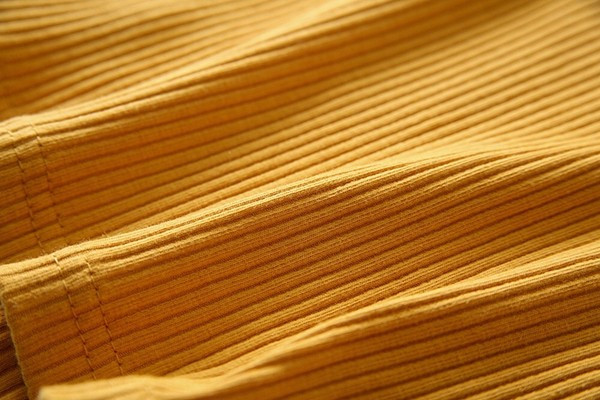 Naiste lühike crop top õhukeste rihmade ja kandilise kaelusega