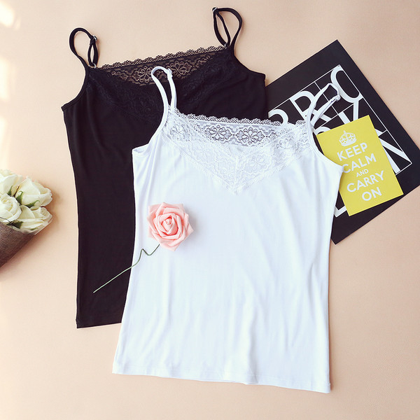 Igapäevane õhukeste rihmade ja pitsiga topp