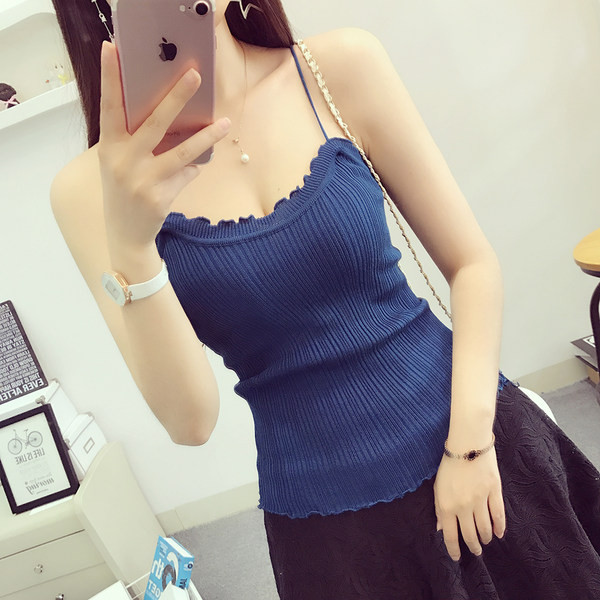 Naiste vabaaja topp lokkide ja õhukeste rihmadega