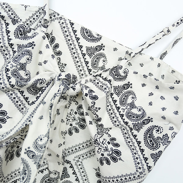 Kratka ženska majica bez rukava na tanke naramenice u crno-bijeloj boji