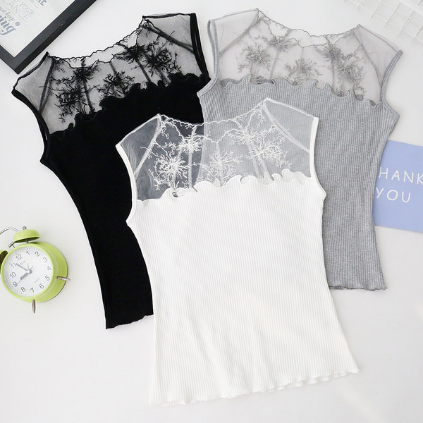 Kaasaegne pitsiga ja laiade rihmadega topp