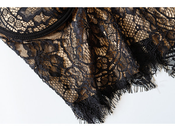 Sieviešu krūtis ar mežģīnēm un plānām lencītēm divās krāsās