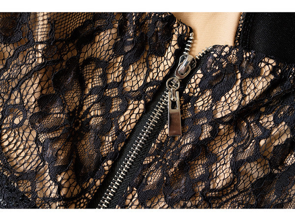 Sieviešu krūtis ar mežģīnēm un plānām lencītēm divās krāsās