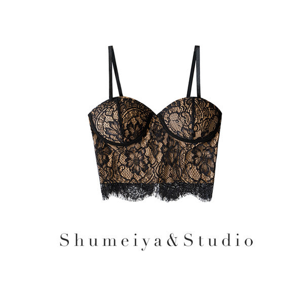 Sieviešu krūtis ar mežģīnēm un plānām lencītēm divās krāsās