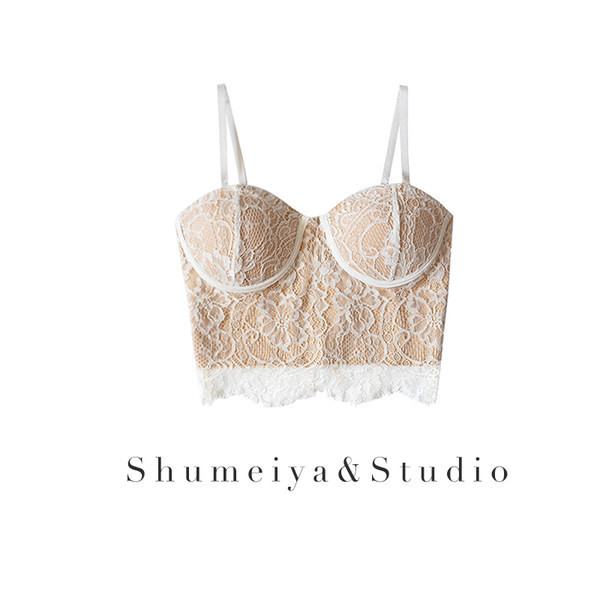 Sieviešu krūtis ar mežģīnēm un plānām lencītēm divās krāsās