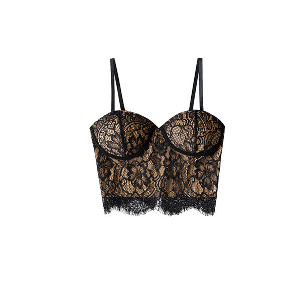 Sieviešu krūtis ar mežģīnēm un plānām lencītēm divās krāsās