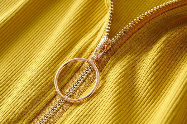 Naiste lühike laiade rihmade ja tõmblukuga topp