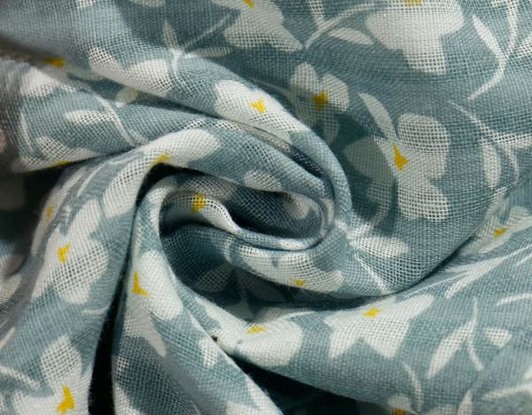 Sieviešu īsās krūšu kurpes ar ziedu motīviem un plānām lencītēm