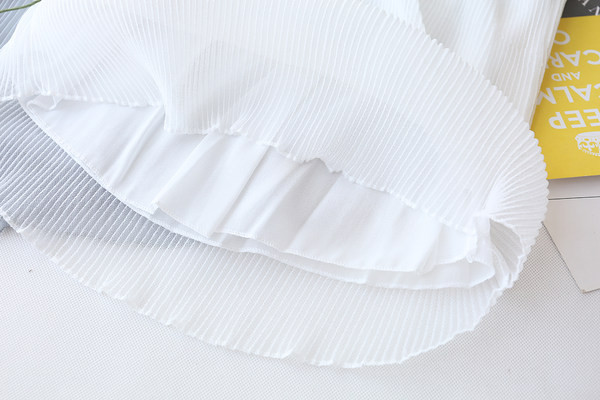 Moodne peenikeste rihmade ja lokkidega naiste topp