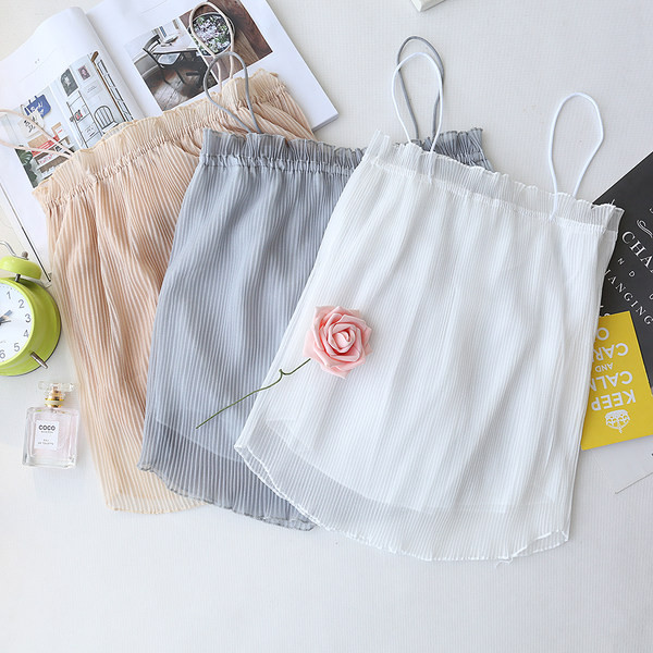 Moodne peenikeste rihmade ja lokkidega naiste topp