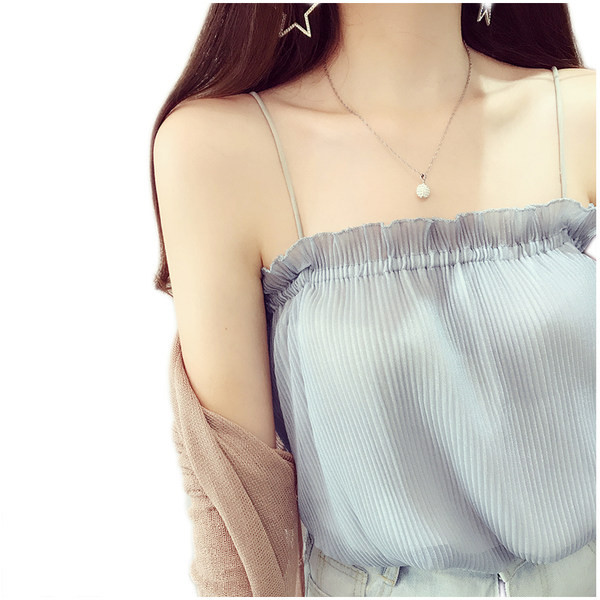 Moodne peenikeste rihmade ja lokkidega naiste topp