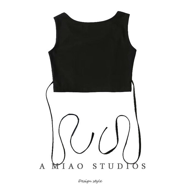 Naiste lühike topp kirja ja lipsudega