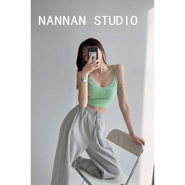 Νέο μοντέλο κοντό γυναικείο αμάνικο μπλουζάκι με λαιμόκοψη και λεπτούς ιμάντες